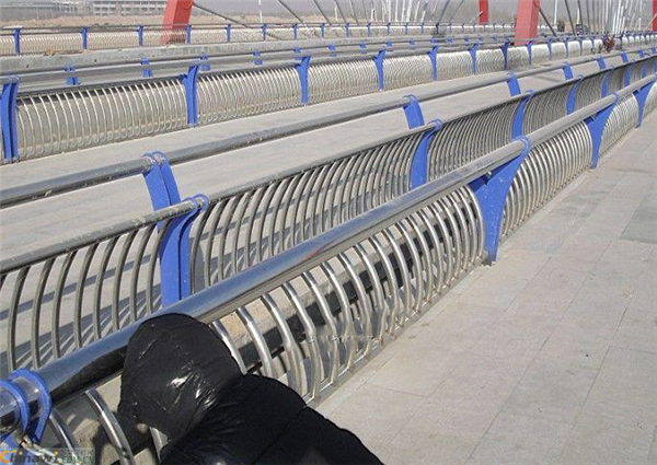 北京不锈钢复合管护栏一种安全而耐用的防护解决方案