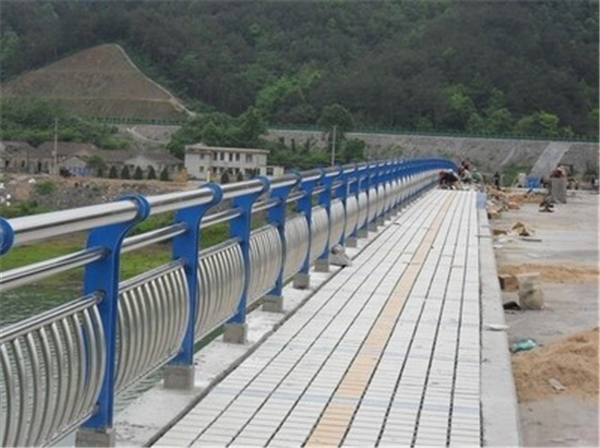 北京不锈钢桥梁护栏的特性及其在现代建筑中的应用